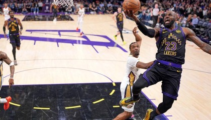 开云体育官方网-两分球全中，詹姆斯12投8中拿下21分7板7助，正负值+3