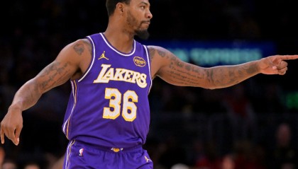 开云体育官方网址-胜鹈鹕！詹姆斯直指防守重要性，斯玛特不满判罚，里弗斯谈伤势！