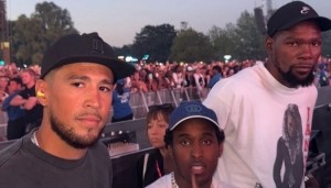 开云体育官方网址-还搁一块呢杜兰特与前队友布克同框现身伦敦Wireless音乐节