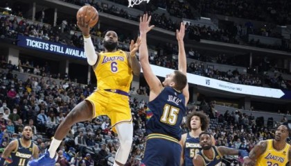 惨败掘金37分生涯第二糟！詹姆斯赛后选择沉默以对