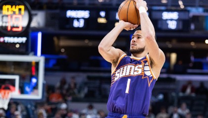 开云体育官方网-布克生涯第228场砍下30+超越大梦&amp;摩西·马龙 和威少&amp;浓眉并列