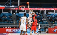 Kaiyun Sports-开云体育-飞起来就隔扣！NBA冠军中锋打CBA太轻松了……