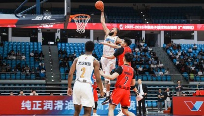 Kaiyun Sports-开云体育-飞起来就隔扣！NBA冠军中锋打CBA太轻松了……